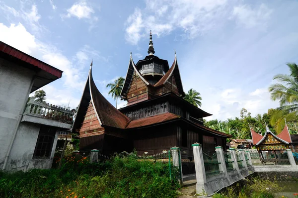 Sumatera Indonesia Czerwca 2014 Tradycyjne Kolorowe Rzeźby Drewniane Surau Nagari — Zdjęcie stockowe
