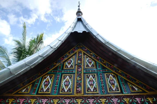 Sumatera Indonesia Junio 2014 Detalle Talla Madera Tradicional Colorida Surau — Foto de Stock