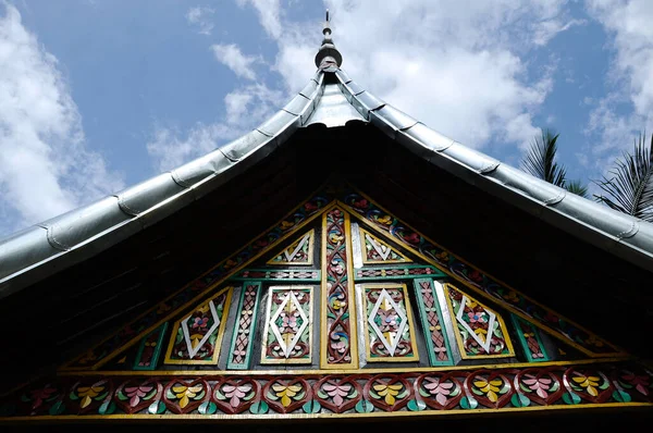 Sumatera Indonesia Junio 2014 Detalle Talla Madera Tradicional Colorida Surau — Foto de Stock