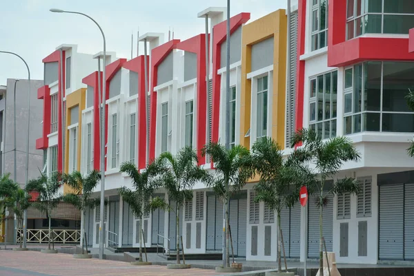 KUALA LUMPUR, MALAYSIA - 11 Kasım 2016: Kuala Lumpur, Malezya 'da iki katlı renkli ticari mağaza cephesi.  