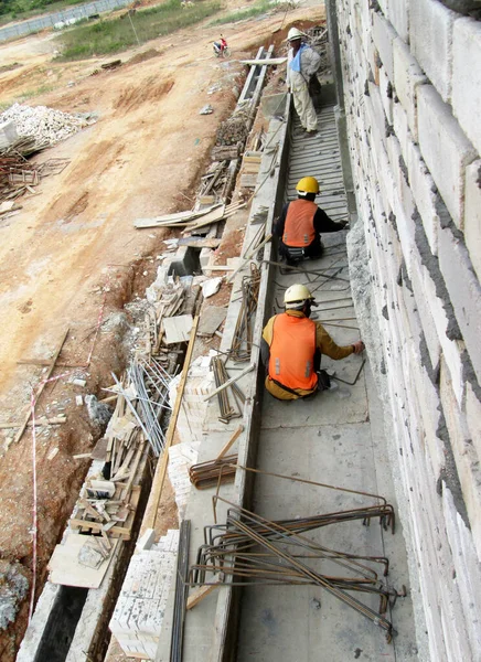 Kuala Lumpur Malaysia January 2017 建筑工人在建筑工地制造钢筋 钢筋用一根小小的金属丝绑在一起 — 图库照片