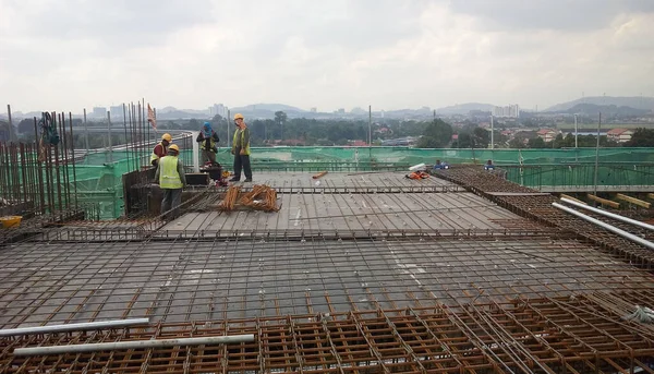 Kuala Lumpur Malaysia March 2017 建筑工人在建筑工地安装和制造楼板钢筋 钢筋是用一根小小的金属丝绑在一起的 — 图库照片