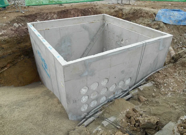KUALA LUMPUR, MALAYSIA - 31 HAZİRAN 2017: İnşaat halindeki yeraltı hizmetleri için beton rögar. Normalde elektrik ve telefon sağlayıcıları kablolarını döşemek için kullanırlar.. 