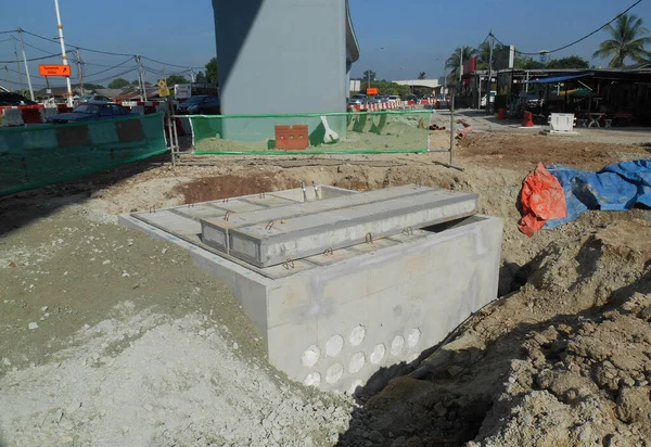 KUALA LUMPUR, MALAYSIA - 31 HAZİRAN 2017: İnşaat halindeki yeraltı hizmetleri için beton rögar. Normalde elektrik ve telefon sağlayıcıları kablolarını döşemek için kullanırlar.. 