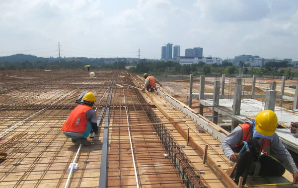 Kuala Lumpur Malaysia March 2017 建筑工人在建筑工地安装和制造楼板钢筋 钢筋是用一根小小的金属丝绑在一起的 — 图库照片