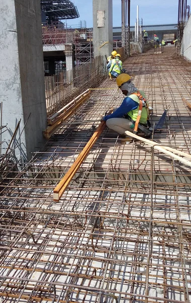 Kuala Lumpur Malasia Marzo 2017 Trabajadores Construcción Instalan Fabrican Barras — Foto de Stock