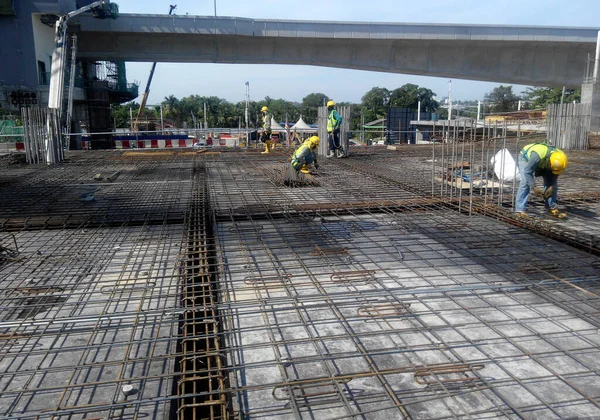 Kuala Lumpur Malaysia March 2017 Trabalhadores Construção Instalam Fabricam Barras — Fotografia de Stock