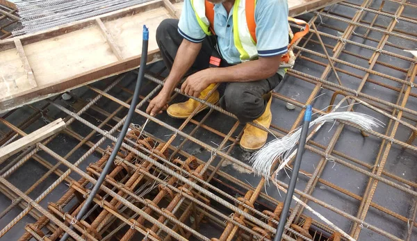 Kuala Lumpur Malasia Marzo 2017 Trabajadores Construcción Instalan Fabrican Barras — Foto de Stock