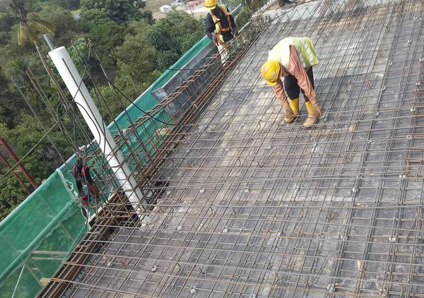 Kuala Lumpur Malaysia March 2017 Trabalhadores Construção Instalam Fabricam Barras — Fotografia de Stock