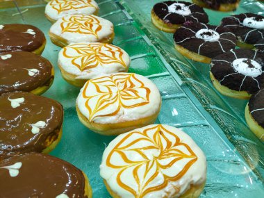 KUALA LUMPUR, MALAYSIA -HAZİRAN 13, 2019: Çeşitli baharatlı malzemeli çörekler müşterilere satılmaktadır. Tasarım ve aromaya göre ayrılmış.