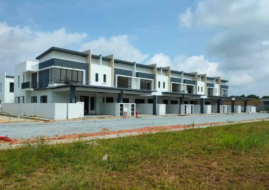 SEREMBAN, MALAYSIA - 17 Haziran 2021: Malezya 'da inşa halindeki yeni çift katlı teras evi. Modern ve çağdaş stili olan bir mimar tarafından tasarlandı. Neredeyse bitti..  