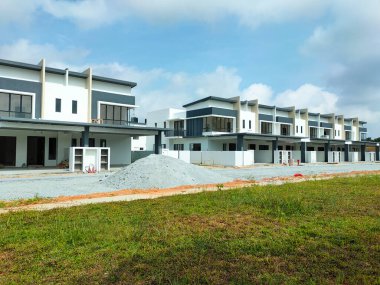SEREMBAN, MALAYSIA - 17 Haziran 2021: Malezya 'da inşa halindeki yeni çift katlı teras evi. Modern ve çağdaş stili olan bir mimar tarafından tasarlandı. Neredeyse bitti..  