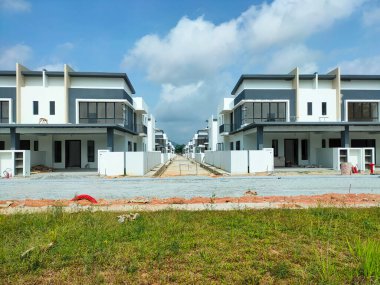 SEREMBAN, MALAYSIA - 17 Haziran 2021: Malezya 'da inşa halindeki yeni çift katlı teras evi. Modern ve çağdaş stili olan bir mimar tarafından tasarlandı. Neredeyse bitti..  