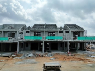 SEREMBAN, MALAYSIA - 17 Haziran 2021: Malezya 'da inşa halindeki yeni çift katlı teras evi. Modern ve çağdaş stili olan bir mimar tarafından tasarlandı. Neredeyse bitti..  