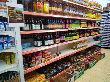SEREMBAN, MALAYSIA - 5 Mart 2021: bir hipermarketin içi. Günlük ihtiyaçlar ve bakkaliyeler satış raflarında ve fiyat etiketlerinde sergileniyor. Türüne ve markasına göre sıralanır.