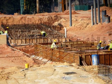 PENANG, MALAYSIA - 7 Mart 2021: inşaat halindeki zemin kirişini kereste kontrplağı kullanarak inşa etmek. Yapıyı güçlendirmek için güçlendirilmiş çelik.. 