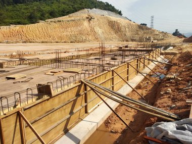PENANG, MALAYSIA - 7 Mart 2021: inşaat halindeki zemin kirişini kereste kontrplağı kullanarak inşa etmek. Yapıyı güçlendirmek için güçlendirilmiş çelik.. 