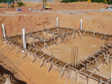 PENANG, MALAYSIA - 7 Mart 2021: inşaat halindeki zemin kirişini kereste kontrplağı kullanarak inşa etmek. Yapıyı güçlendirmek için güçlendirilmiş çelik.. 