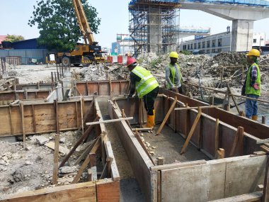 PENANG, MALAYSIA - 7 Mart 2021: inşaat halindeki zemin kirişini kereste kontrplağı kullanarak inşa etmek. Yapıyı güçlendirmek için güçlendirilmiş çelik.. 