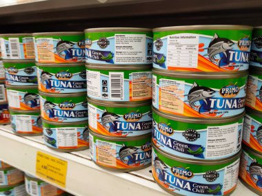 PenANG, MALAYSIA -HAZİRAN 5 Haziran 2020: Metal kutuda ton balığı filetosu seçildi ve süpermarketteki raflarda satışa sunuldu. Değişik tat ve tatları var.. 