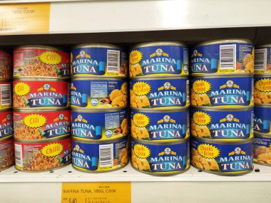 PenANG, MALAYSIA -HAZİRAN 5 Haziran 2020: Metal kutuda ton balığı filetosu seçildi ve süpermarketteki raflarda satışa sunuldu. Değişik tat ve tatları var.. 