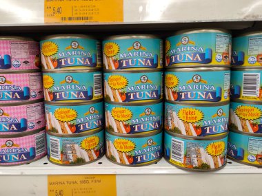 PenANG, MALAYSIA -HAZİRAN 5 Haziran 2020: Metal kutuda ton balığı filetosu seçildi ve süpermarketteki raflarda satışa sunuldu. Değişik tat ve tatları var.. 