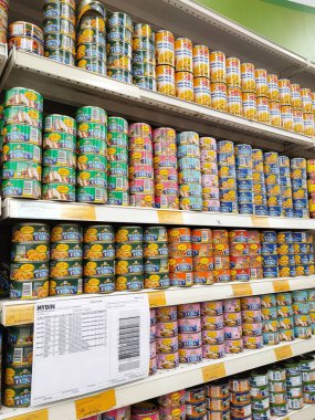 PenANG, MALAYSIA -HAZİRAN 5 Haziran 2020: Metal kutuda ton balığı filetosu seçildi ve süpermarketteki raflarda satışa sunuldu. Değişik tat ve tatları var.. 