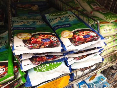 PENANG, MALAYSIA -HAZİRAN 4, 2021: Ticari ambalajda paketlenmiş mutfak tuzu veya sofra tuzu. Süpermarketlerde satılık raflarda sergileniyor.
