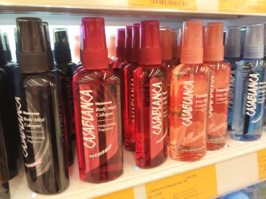 PENANG, MALAYSIA -4 Haziran 2021: Vücut parfümü ve parfümü süpermarketlerde satışa sunuldu. Markaya göre sıralanır ve müşteri kolaylığı için fiyat etiketi ile işaretlenir.