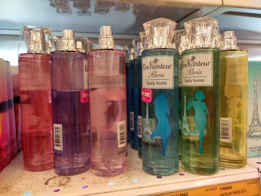 PENANG, MALAYSIA -4 Haziran 2021: Vücut parfümü ve parfümü süpermarketlerde satışa sunuldu. Markaya göre sıralanır ve müşteri kolaylığı için fiyat etiketi ile işaretlenir.