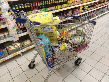 PENANG, MALAYSIA - 29 Mart 2021: Alınan yiyecekler ödeme tezgahına yapılmadan önce sepete konur. Alışveriş arabaları müşterilerin alışveriş yapmasını kolaylaştırır..