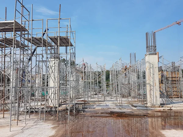 マレーシア ペナン 2021年6月16日建設現場で構造物工事が進行中 建設労働者は金属や木材で作られた型枠を設置している 安全機能が最優先 — ストック写真