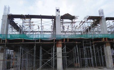 PENANG, MALAYSIA - 3 MAYIS 2020: İnşaat alanında yapısal çalışmalar devam ediyor. Çalışma sırasına göre aşamalar halinde gerçekleştirilir. İşçiler standart güvenlik yöntemleri uyguluyorlar..