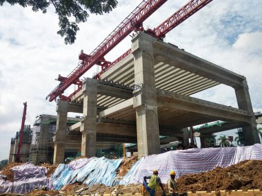 PENANG, MALAYSIA - 3 MAYIS 2020: İnşaat alanında yapısal çalışmalar devam ediyor. Çalışma sırasına göre aşamalar halinde gerçekleştirilir. İşçiler standart güvenlik yöntemleri uyguluyorlar..