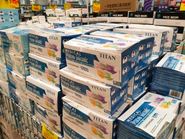 PenANG, MALAYSIA -21 Temmuz 2020: Tek kullanımlık maskeler üzerine seçici odaklanma süpermarketlerde satışta. Damgasına ve tipine göre sıralanmış. Değişik renk ve kalıplarda gelir.