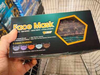 PenANG, MALAYSIA -21 Temmuz 2020: Tek kullanımlık maskeler üzerine seçici odaklanma süpermarketlerde satışta. Damgasına ve tipine göre sıralanmış. Değişik renk ve kalıplarda gelir.