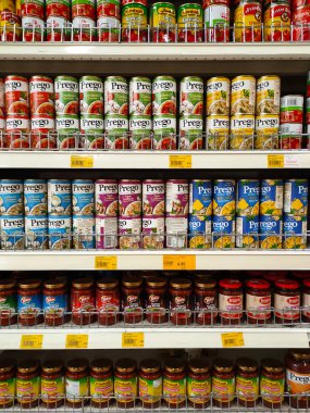 PENANG, MALAYSIA - 17 Temmuz 2021: şişe ve kutularda spagetti sosu. Ticari olarak çeşitli tatlarla üretiliyor. Fiyat etiketi ile işaretlenmiş ve markaya göre sıralanmış.