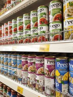 PENANG, MALAYSIA - 17 Temmuz 2021: şişe ve kutularda spagetti sosu. Ticari olarak çeşitli tatlarla üretiliyor. Fiyat etiketi ile işaretlenmiş ve markaya göre sıralanmış.