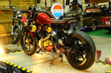 SERDANG, MALAYSIA -29 Mayıs 2016: Klasik motosikletten modifiye edilmiş Cafe Racer özel bisikleti. Motosiklet sahibi tasarımı ve yaratıcılığına göre modifiye edildi. 