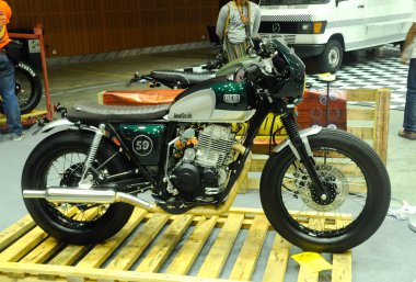 SERDANG, MALAYSIA -29 Mayıs 2016: Klasik motosikletten modifiye edilmiş Cafe Racer özel bisikleti. Motosiklet sahibi tasarımı ve yaratıcılığına göre modifiye edildi. 