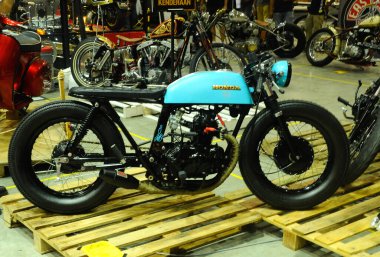 SERDANG, MALAYSIA -29 Mayıs 2016: Klasik motosikletten modifiye edilmiş Cafe Racer özel bisikleti. Motosiklet sahibi tasarımı ve yaratıcılığına göre modifiye edildi. 