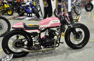 SERDANG, MALAYSIA -29 Mayıs 2016: Klasik motosikletten modifiye edilmiş Cafe Racer özel bisikleti. Motosiklet sahibi tasarımı ve yaratıcılığına göre modifiye edildi. 