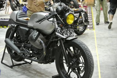 SERDANG, MALAYSIA -29 Mayıs 2016: Klasik motosikletten modifiye edilmiş Cafe Racer özel bisikleti. Motosiklet sahibi tasarımı ve yaratıcılığına göre modifiye edildi. 