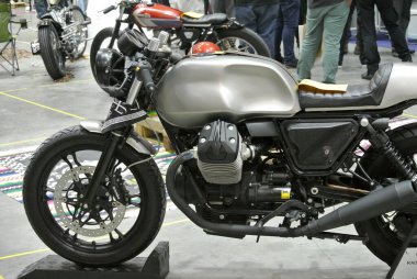 SERDANG, MALAYSIA -29 Mayıs 2016: Klasik motosikletten modifiye edilmiş Cafe Racer özel bisikleti. Motosiklet sahibi tasarımı ve yaratıcılığına göre modifiye edildi. 