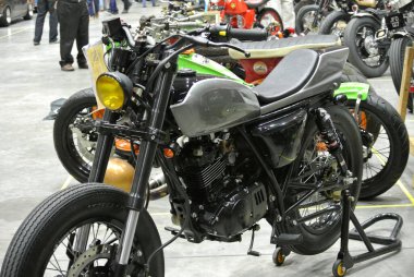 SERDANG, MALAYSIA -29 Mayıs 2016: Klasik motosikletten modifiye edilmiş Cafe Racer özel bisikleti. Motosiklet sahibi tasarımı ve yaratıcılığına göre modifiye edildi. 