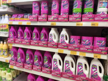 KUALA LUMPUR, MALAYSIA - 30 Mart 2020: Dev süpermarketlerdeki raflarda sergilenen ticari ambalajlarda deterjan üzerine odaklanmış. Marka ve fiyata göre sıralanır. 