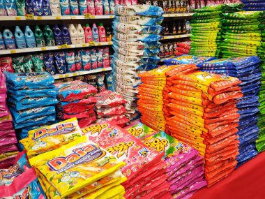 KUALA LUMPUR, MALAYSIA - 30 Mart 2020: Dev süpermarketlerdeki raflarda sergilenen ticari ambalajlarda deterjan üzerine odaklanmış. Marka ve fiyata göre sıralanır. 