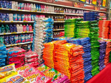 KUALA LUMPUR, MALAYSIA - 30 Mart 2020: Dev süpermarketlerdeki raflarda sergilenen ticari ambalajlarda deterjan üzerine odaklanmış. Marka ve fiyata göre sıralanır. 