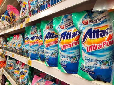 KUALA LUMPUR, MALAYSIA - 30 Mart 2020: Dev süpermarketlerdeki raflarda sergilenen ticari ambalajlarda deterjan üzerine odaklanmış. Marka ve fiyata göre sıralanır. 