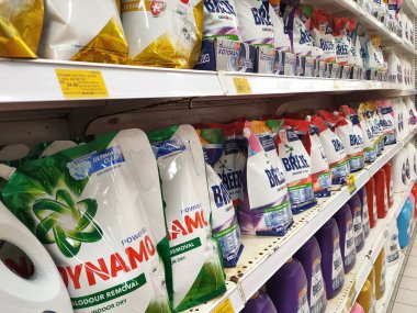 KUALA LUMPUR, MALAYSIA - 30 Mart 2020: Dev süpermarketlerdeki raflarda sergilenen ticari ambalajlarda deterjan üzerine odaklanmış. Marka ve fiyata göre sıralanır. 